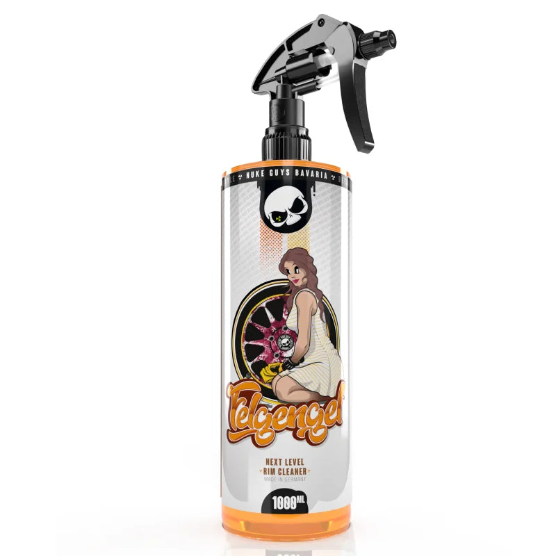 Eine Sprühflasche mit der Aufschrift „Nuke Guys Felgengel Felgenreiniger“ und der Abbildung einer Frau, die neben einem Autorad sitzt. Die Flasche hat oben eine Sprühdüse und einen transparenten Körper, durch den die säurefreie, pH-neutrale Flüssigkeit im Inneren sichtbar wird. Das Fassungsvermögen wird mit 1 l angegeben.