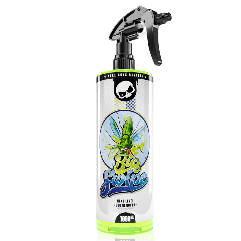 Eine Sprühflasche mit der Aufschrift „Nuke Guys Bug Swipe“ und dem Bild eines überraschten grünen Insekts. Der Text lautet „Insektenentferner“ und „1L inkl. Canyon Sprühkopf“. Diese Sprühflasche bietet hohe Reinigungskraft mit einer schwarzen Düse oben auf der weiß-grünen Flasche.