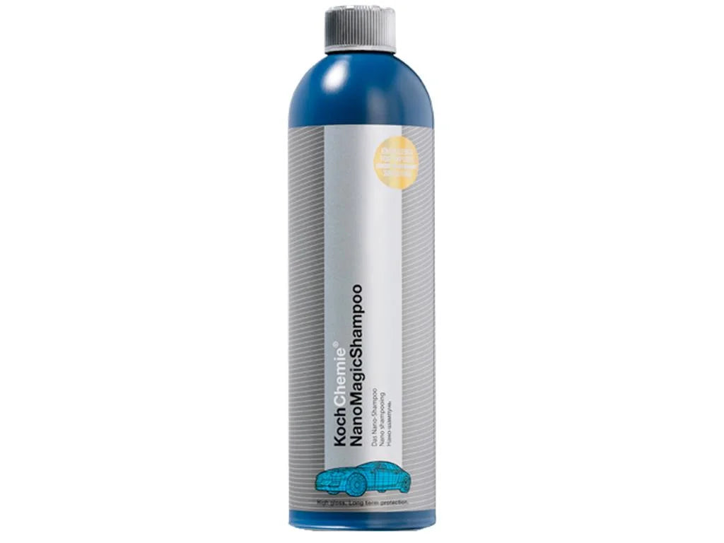 Abgebildet ist eine Flasche Koch Chemie NanoMagic Shampoo 750 ml KCX. Die Flasche ist hauptsächlich grau mit einem blauen Deckel und einer blauen Autografik am Boden. Auf dem Etikett steht weißer Text mit dem Namen und Zweck des Nano-Shampoos und hebt seine Hochglanz-Langzeitversiegelungseigenschaften hervor.