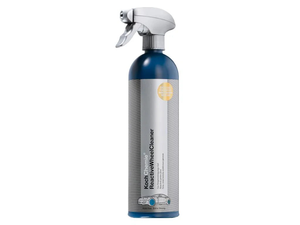 Eine 750-ml-Flasche Koch Chemie ReactiveWheelCleaner - Felgenreinigungsgel von ShineMasters, bekannt für seine säurefreien Reinigungseigenschaften, wird vor einem weißen Hintergrund präsentiert. Diese zylindrische blaue Flasche ist mit einem grauen Etikett und einer Sprühdüse ausgestattet. Auf dem Etikett sind der Produktname und unten Identifikationssymbole zur einfachen Erkennung deutlich zu sehen.