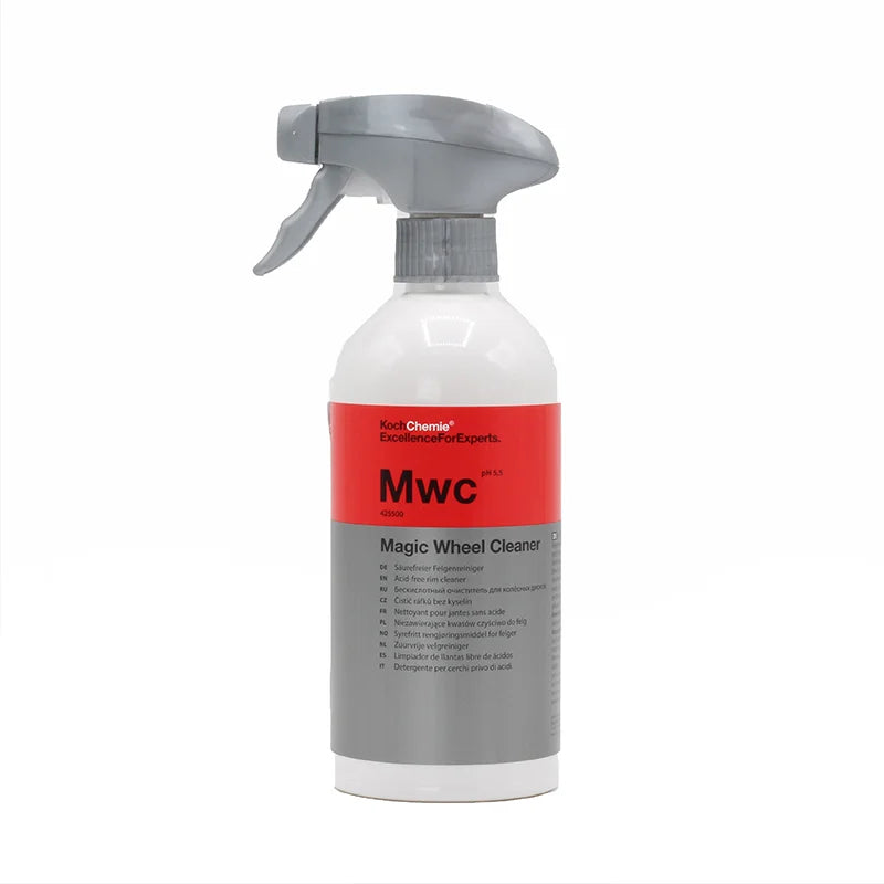 Eine 500-ml-Sprühflasche mit der Aufschrift „Koch Chemie MWC Magic Wheel Cleaner – Säurefreier Felgenreiniger“ ist in grau und rot verpackt. Die Flasche hat oben eine graue Sprühdüse und auf der Vorderseite einen Text mit Angaben zur Reaktivkomponente und Gebrauchsanweisung.